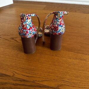Ladies sandals. Block heel. Floral print.